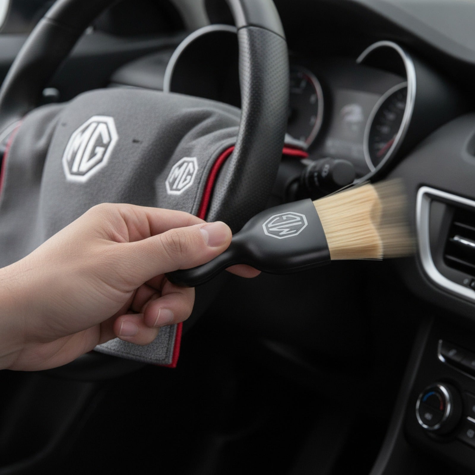 Chiffon Nettoyage Voiture avec Brosse Intégrée - Accessoire MG ZS, MG4 EV, MG HS